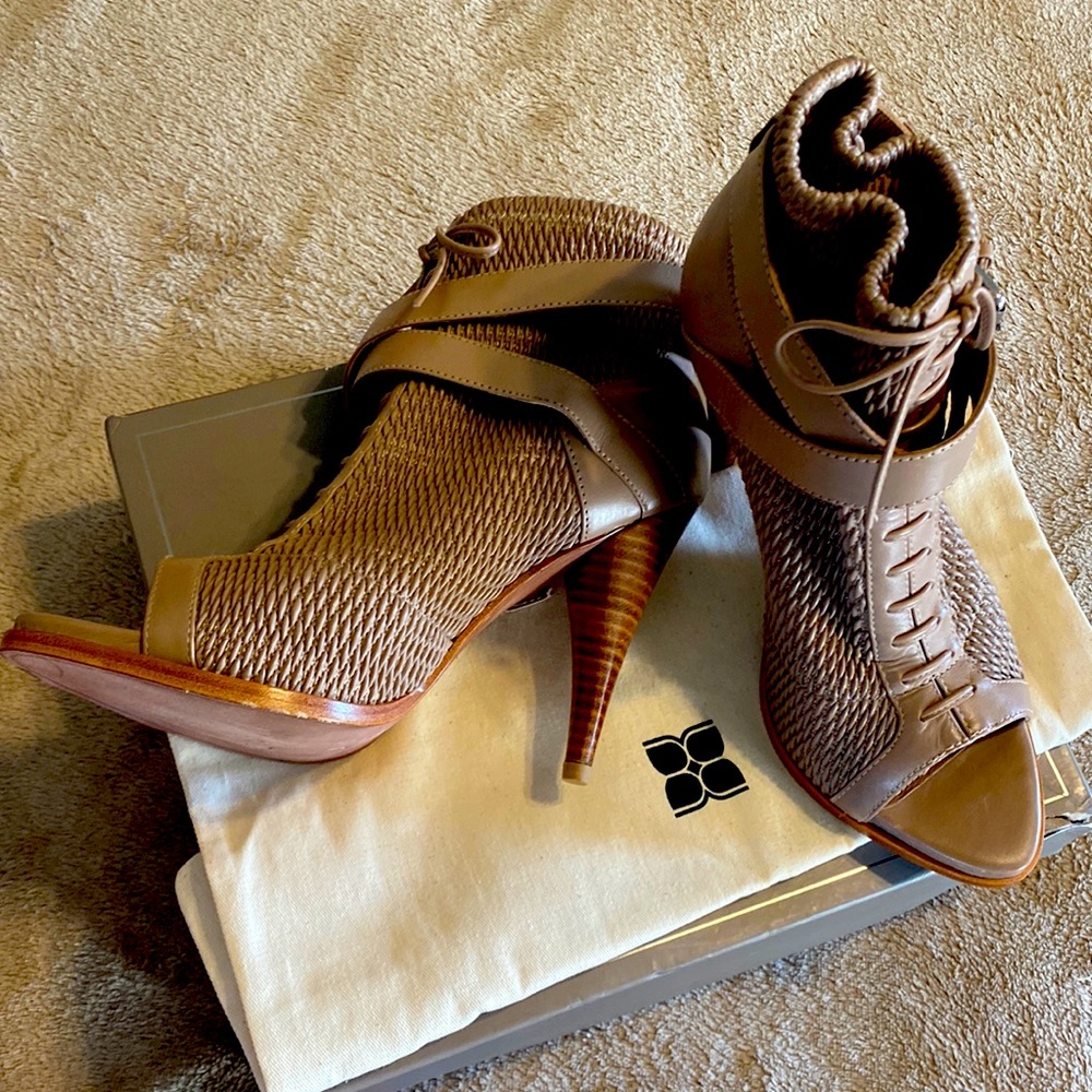 BCBGMaxazria Beige Open Toe Booties Sz 8